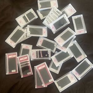 LOT* of lash extensions to practice or use!